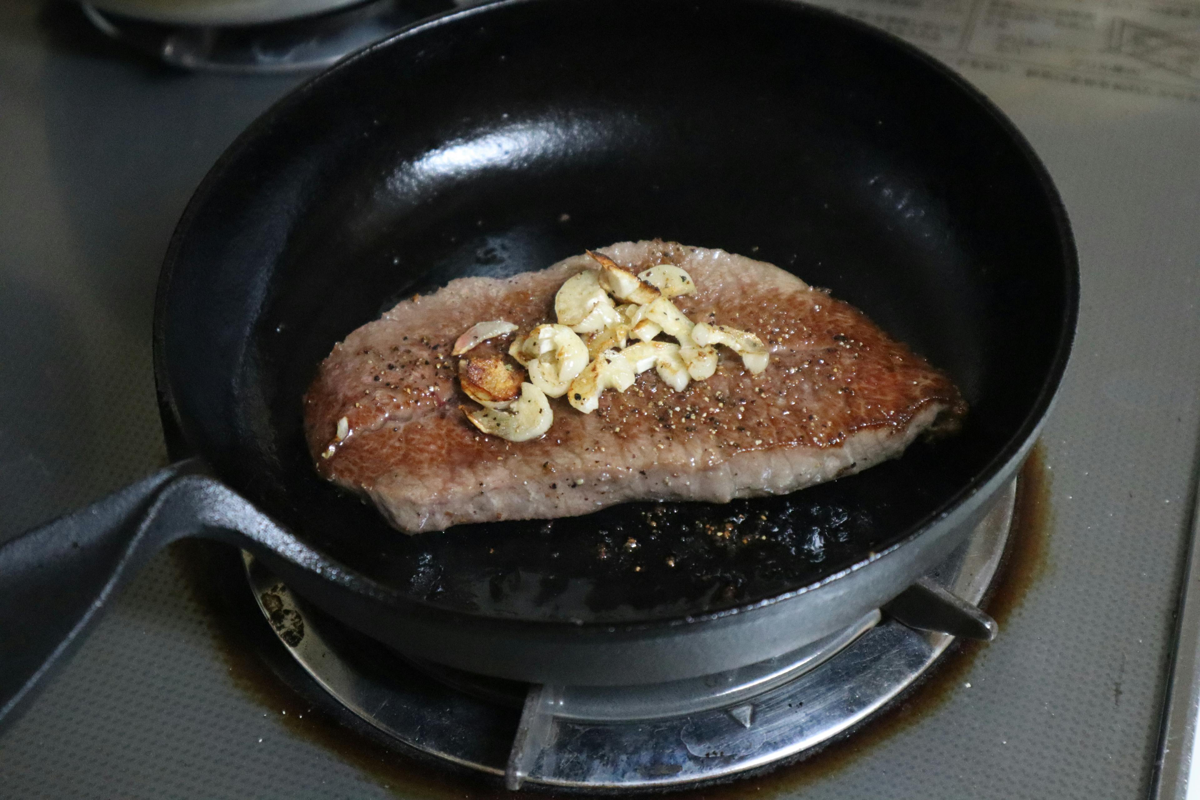 我が家の今日の夕食は牛のミスジは南部鉄器を使ってステーキに